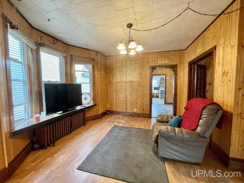 314 S 8th St, Escanaba, MI 49829 photo 4