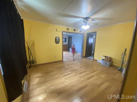 319 E Onota, Munising, MI 49862 photo 4