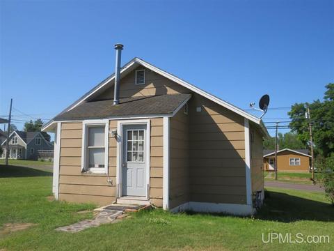 628 E Broad St, L'anse, MI 49946 photo 1
