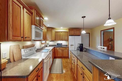 7556 Seneca Trl, Temperance, MI 48182 photo 4