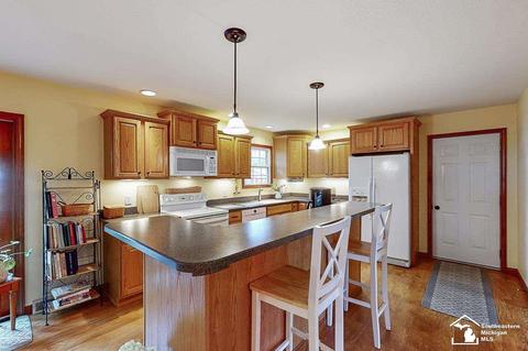 7556 Seneca Trl, Temperance, MI 48182 photo 3