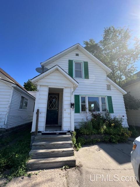 327 E Onota St, Munising, MI 49862 photo 1