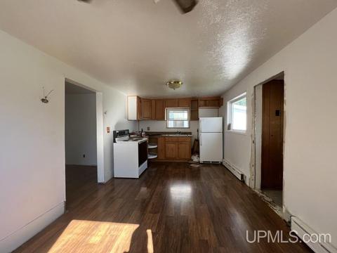 327 E Onota St, Munising, MI 49862 photo 5