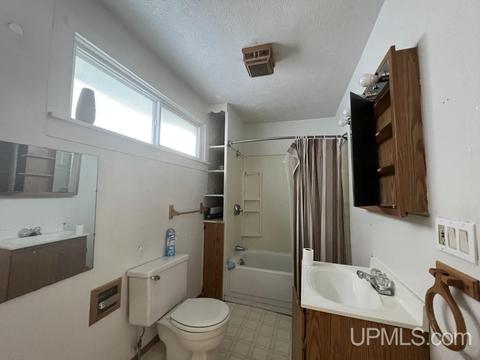 327 E Onota St, Munising, MI 49862 photo 9