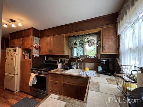 321 E Varnum, Munising, MI 49862 photo 6