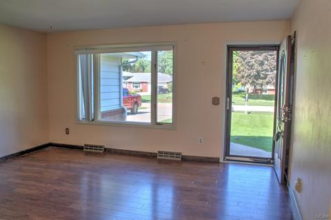 6885 Coachlite Dr, Tecumseh, MI 49286 photo 2