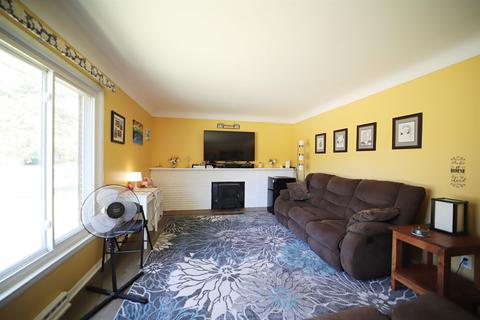 310 Crescent Pl, Flushing, MI 48433 photo 2