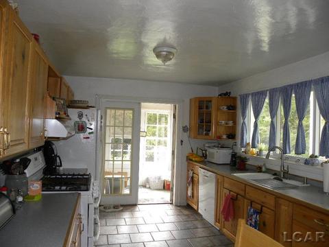 910 Comstock, Adrian, MI 49221 photo 8