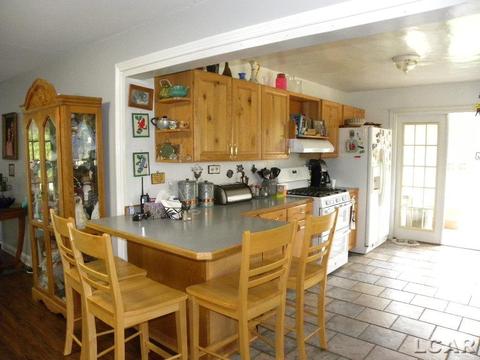 910 Comstock, Adrian, MI 49221 photo 7