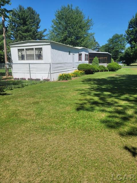 1094 Davis St, Adrian, MI 49221 photo 2