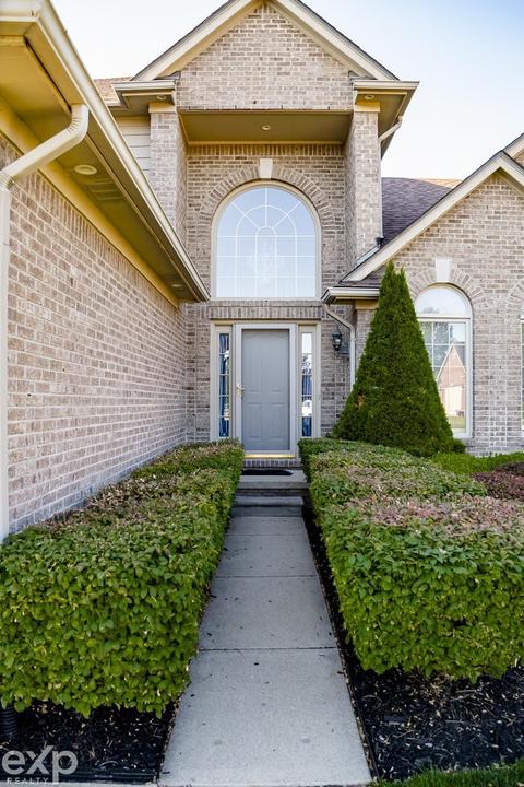 17067 Sutton Place Dr, Macomb, MI 48042 photo 4