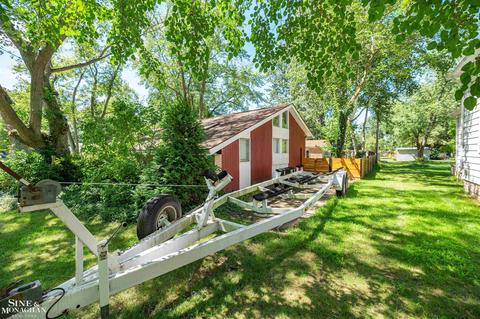 820 Golfview St, Algonac, MI 48001 photo 5