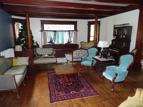 529 Dennis St, Adrian, MI 49221 photo 2