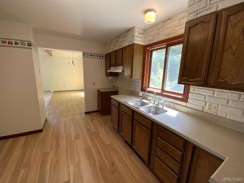 1575 S Westwood Cir, Ishpeming, MI 49849 photo 4