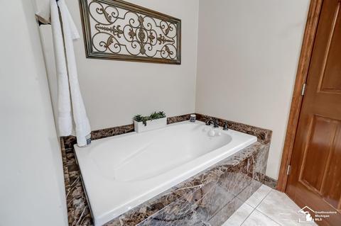 563 Tower Vw, Temperance, MI 48182 photo 32