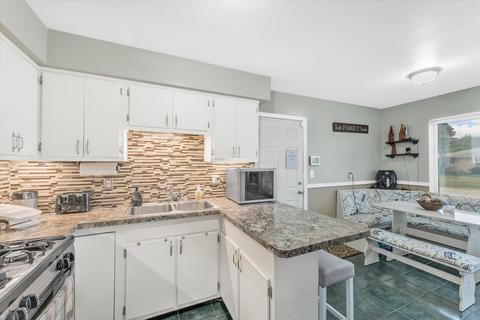 27015 Sutherland Dr, Warren, MI 48088 photo 12