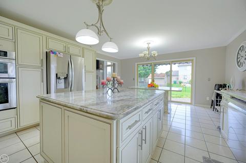 46801 Pine Valley Dr, Macomb, MI 48044 photo 4