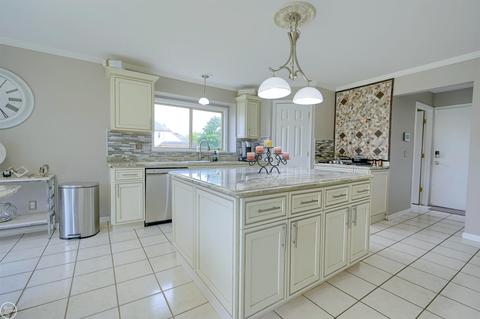 46801 Pine Valley Dr, Macomb, MI 48044 photo 3