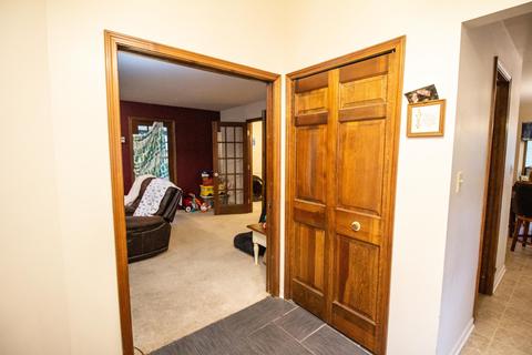 8352 Hidden Creek Dr, Flushing, MI 48433 photo 4