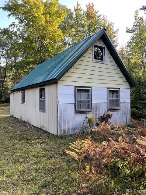1320 N River Rd, Gwinn, MI 49841