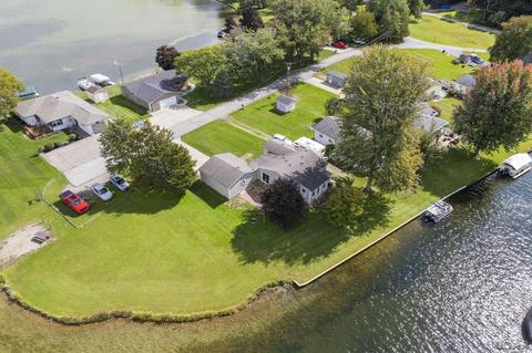 818 E Beach Dr, Brooklyn, MI 49230 photo 2