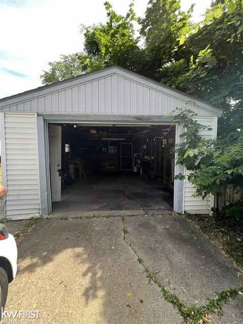 902 Hubbard Ave, Flint, MI 48503 photo 9