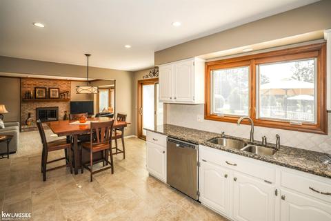 16918 Angela Dr, Macomb, MI 48044 photo 28