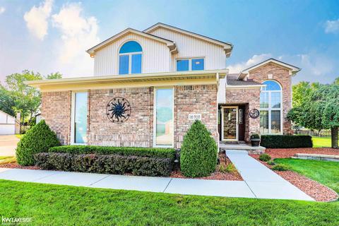 16918 Angela Dr, Macomb, MI 48044 photo 2