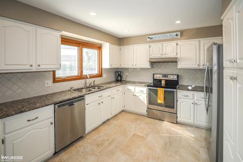 16918 Angela Dr, Macomb, MI 48044 photo 32