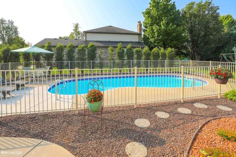16918 Angela Dr, Macomb, MI 48044 photo 8