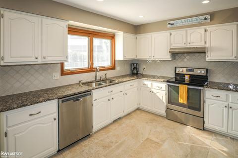 16918 Angela Dr, Macomb, MI 48044 photo 27