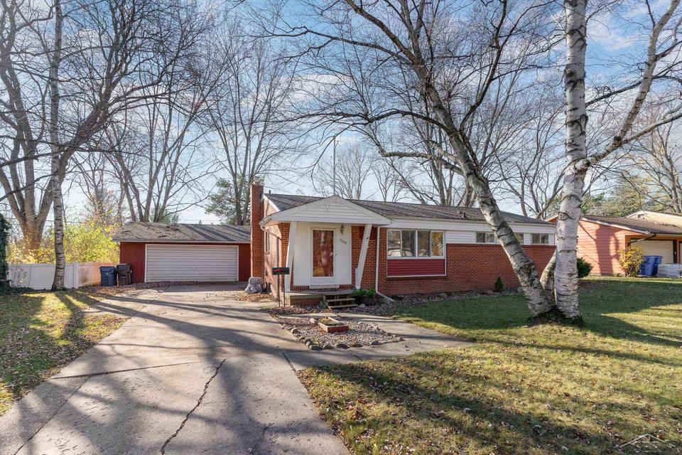  308 Wilson Dr, Midland, MI 48642 photo 2