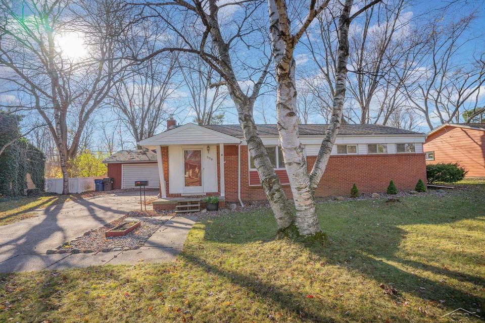  308 Wilson Dr, Midland, MI 48642 photo 1
