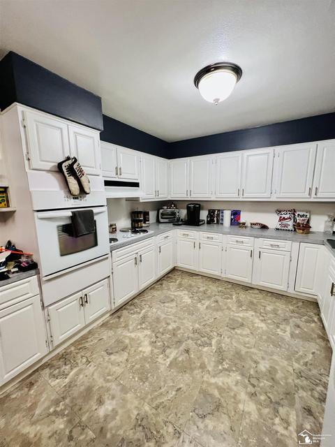 7961 Comanche Trl, Temperance, MI 48182 photo 2