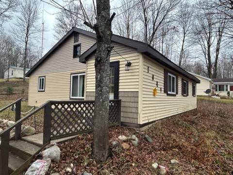 1049 Crestview, Harrison, MI 48625