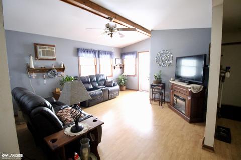 725 Washington, Algonac, MI 48001 photo 2