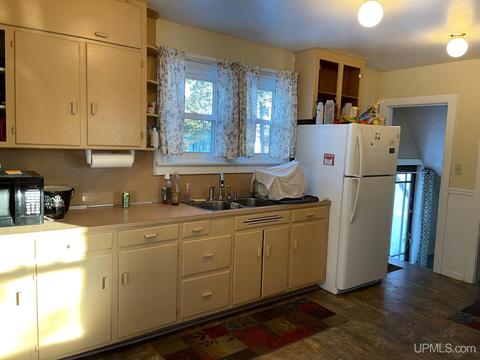 1609 E Pierce St, Wakefield, MI 49968 photo 2