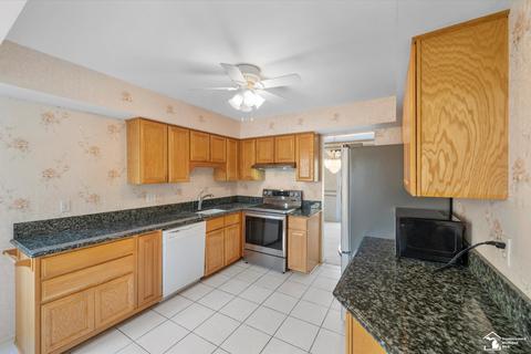 18617 Hilltop Ln, Riverview, MI 48193 photo 6