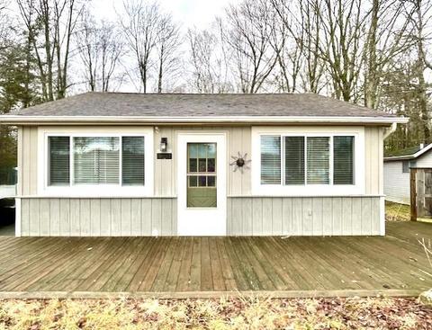 2902 Lakeshore Dr, Gladwin, MI 48624 photo 1