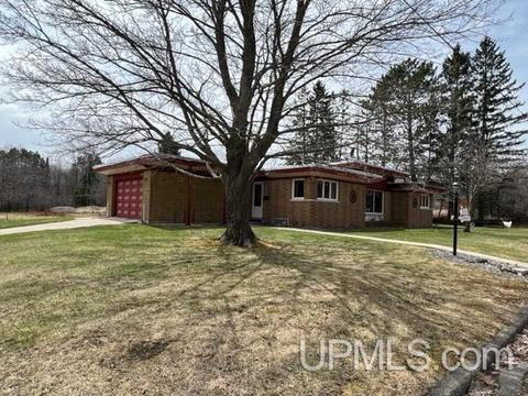1001 W Ross St, Iron River, MI 49935