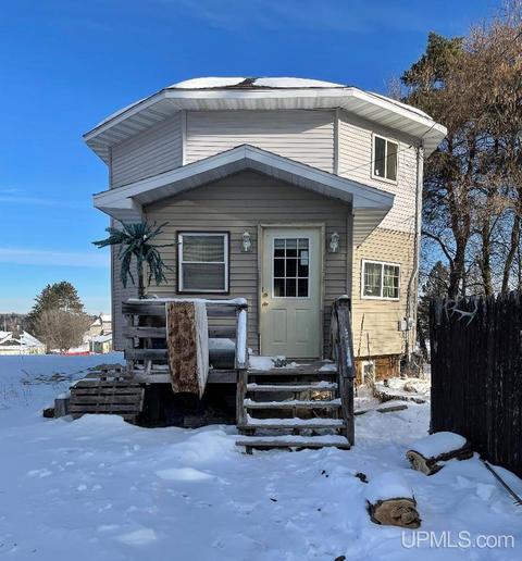 3916 W Johnson, Loretto, MI 49852