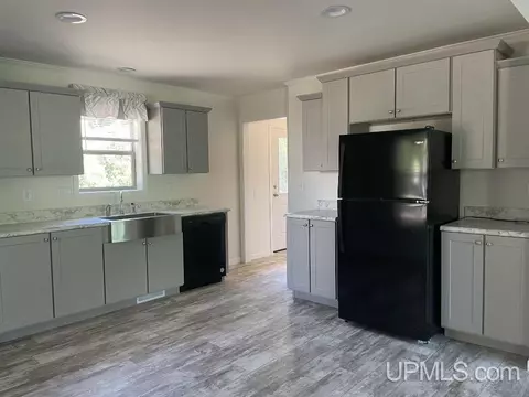 820 Empire, Ishpeming, MI 49849 photo 9