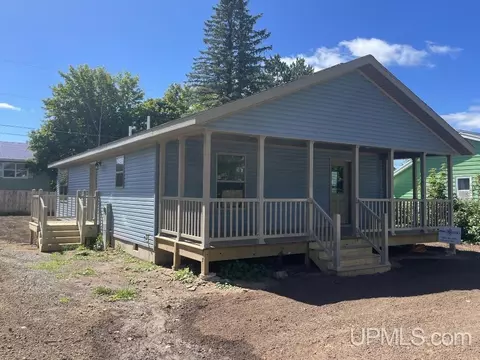 820 Empire, Ishpeming, MI 49849 photo 2