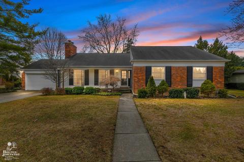 25 Blairmoor Ct, Grosse Pointe Shores, MI 48236