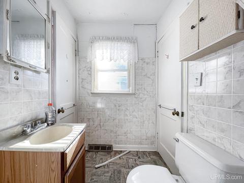 809 E B, Iron Mountain, MI 49801 photo 18