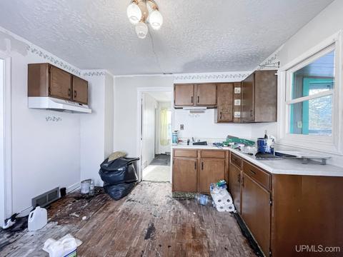 809 E B, Iron Mountain, MI 49801 photo 10
