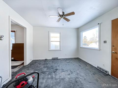 809 E B, Iron Mountain, MI 49801 photo 8