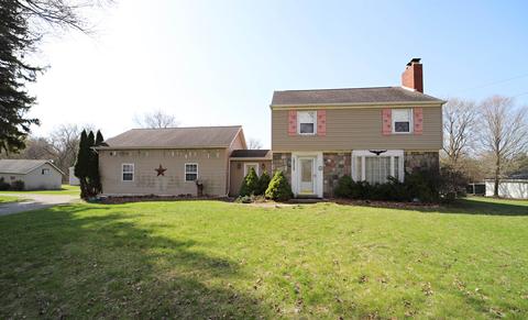 10215 W Mt Morris Rd, Flushing, MI 48433