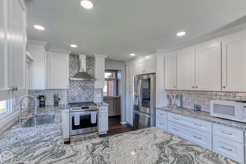 52411 Westcreek, Macomb, MI 48042 photo 3