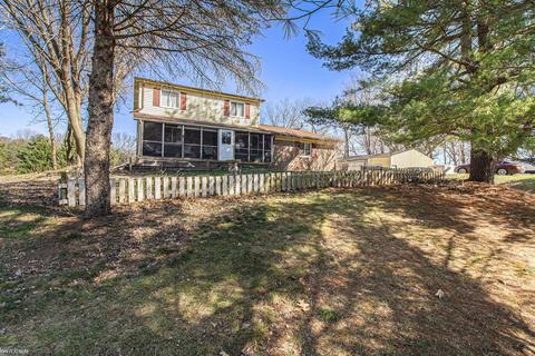 9152 Indian Lake Dr, Howell, MI 48855